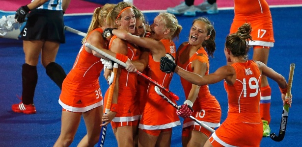 Holandesas comemoram vitória sobre as Leonas da Argentina na final do hóquei na grama