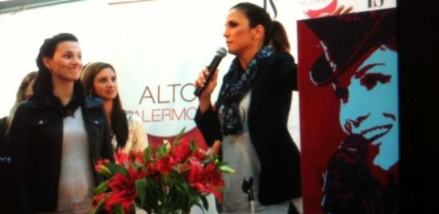 Ivete Sangalo e fãs na coletiva de imprensa na Argentina (10/8/12) - Eva Francisca