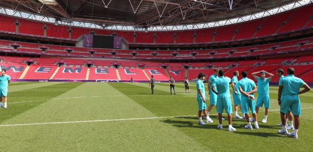 Atletas e membros da comissão caminharam de tênis durante cerca de 25 minutos no campo do Wembley