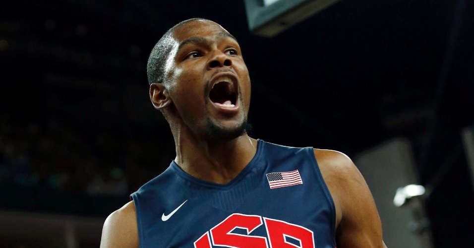Kevin Durant, ala dos EUA, comemora o ponto após uma enterrada no confronto entre EUA e Argentina, pela semifinal do basquete nos Jogos Olímpicos de Londres