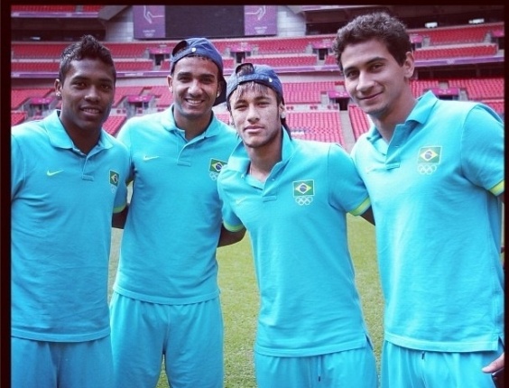 Lateral direito Danilo posta foto com os ex-companheiros de Santos Alex Sandro, Neymar e Ganso no estádio de Wembley, palco da final dos Jogos