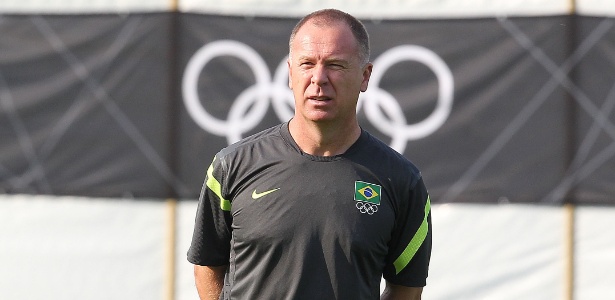 Mano Menezes observa treino da seleção brasileira realizado na última quinta-feira, em Londres