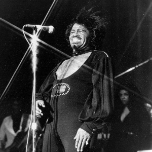 O cantor James Brown durante show em 1974 - AP Photo