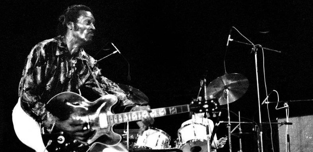 O cantor norte-americano Chuck Berry faz sua famosa dança do pato durante apresentação em Viena (Áustria) (10/7/1981)