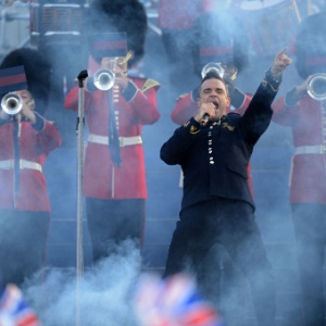 Robbie Williams se apresenta durante as comemoração do jubileu da rainha Elizabeth, no Palácio de Buckingham (4/6/2012) - Leon Neal/AGP