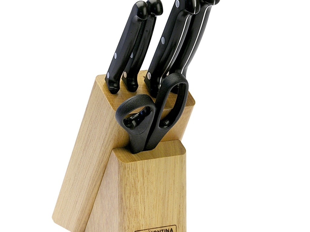 O kit Tramontina contém quatro facas e uma tesoura em aço inoxidável, com cabos em polipropileno com proteção antibacteriana. Acompanha cepo em madeira maciça tratada. Custa R$ 169,90 na Tok & Stok (www.tokstok.com.br) - Divulgação