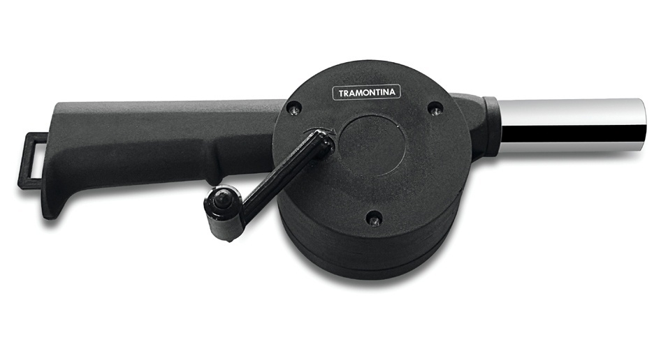 O soprador de carvão é aquele item que pouca gente se lembra de colocar em kits para churrascos. A peça dispensa o churrasqueiro de ficar abanando a brasa. Esse modelo, da Tramontina, é feito em aço inox e está à venda na Westwing (www.westwingshop.com.br) por R$ 24,90 - Divulgação