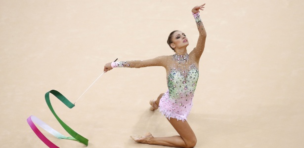 Russa Evgenia Kanaeva se apresenta com a fita; ela foi a primeira colocada das eliminatórias