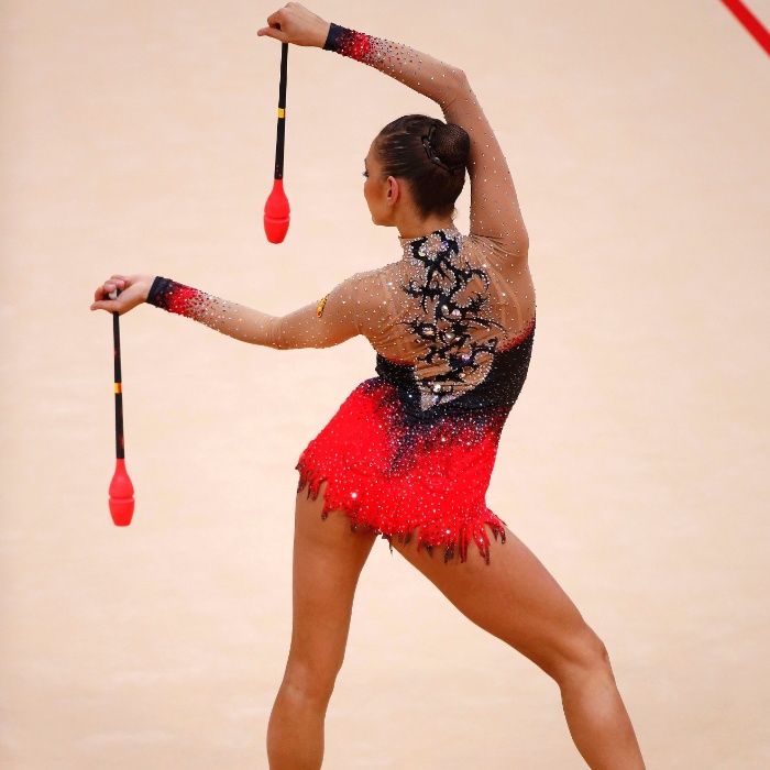 Russa Evgeniya Kanaeva se apresenta com as maças no 2º dia de eliminatórias da ginástica rítmica; ela avançou à final individual com a maior soma entre as competidoras