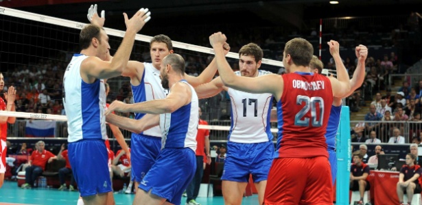 Russos comemoram ponto na vitória por 3 a 1 sobre a Bulgária na 1ª semifinal masculina em Londres