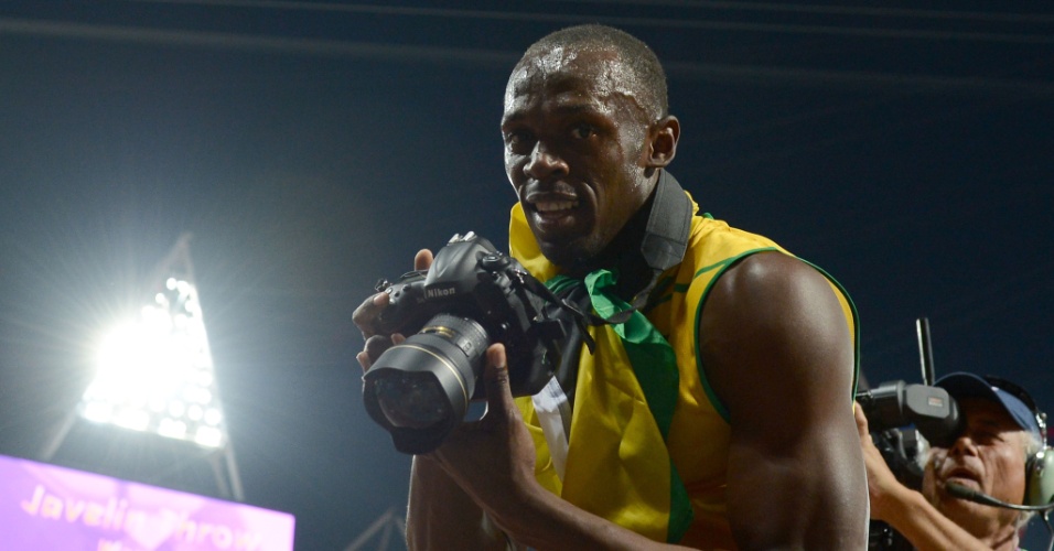 Usain Bolt pega câmera de fotógrafo na comemoração da vitória nos 200m raros