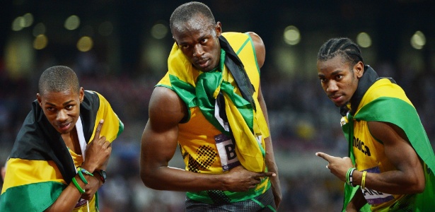 Usain Bolt, no centro, e se tornou bicampeão olímpico nos 100m e 200m rasos