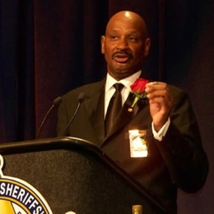 Xerife americano B.J. Robert é acusado de demitir funcionário por curtir página de adversário político - Hampton Sheriff"s Offices