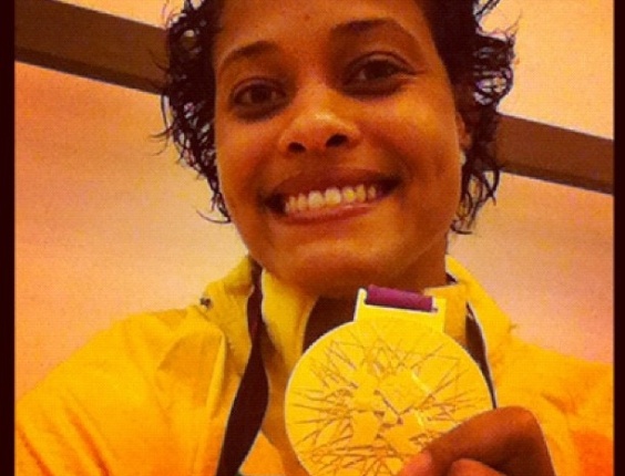 Adenízia posa com a medalha de ouro conquistada após vitória sobre Estados Unidos, no vôlei feminino.