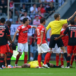 Árbitro Christian Fischer desmaiou após choque com Luisão em amistoso do Benfica 