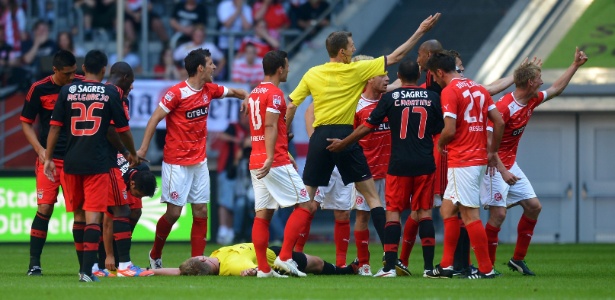 Árbitro Christian Fischer desmaiou após choque com Luisão em amistoso do Benfica - AP