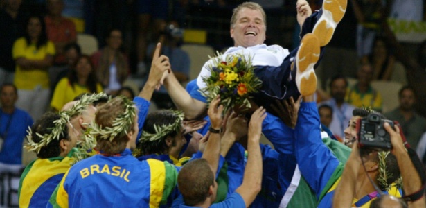 Bernardinho é ovacionado pelos jogadores após a conquista da medalha de ouro no vôlei em Atenas-2004