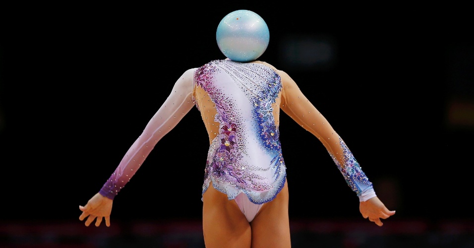Bola 'substitui' a cabeça da búlgara Silviya Miteva em foto da série da atleta na final individual deste sábado
