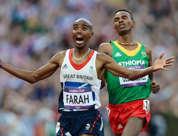 Britânico Mo Farah celebra medalha de ouro nos 5000 m, a sua segunda nos Jogos de Londres