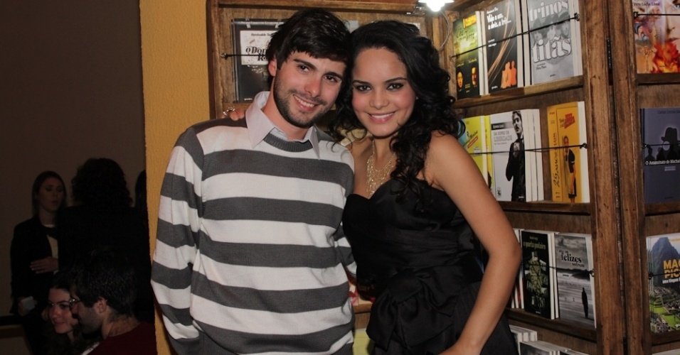 Bruno Barros e Carol Macedo, protagonista da peça "Escola de Mulheres", posam para foto na estreia do espetáculo no Teatro Bibi Ferreira, em São Paulo (10/8/12) - Milene Cardoso / AgNews