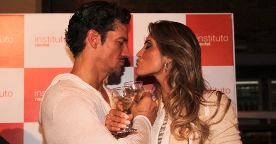 Carlos Machado e sua namorada Ivy Rocha comemoram estreia da peça "Escola de Mulheres" no Teatro Bibi Ferreira, em São Paulo (10/8/12)  - Milene Cardoso / AgNews