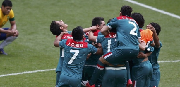 Com Hulk ao fundo, jogadores do México comemoram a vitória sobre o Brasil na final das Olímpíadas