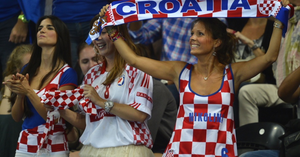 Croatas dançam durante intervalo da semifinal olímpica do handebol masculino 