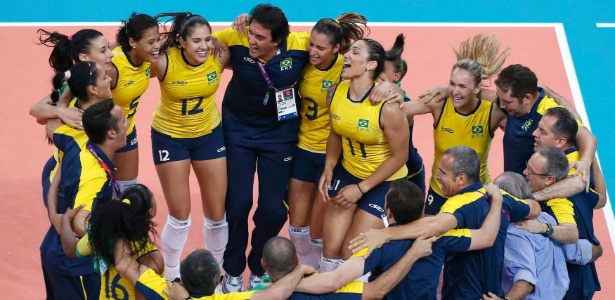 Jogadoras da seleção feminina de vôlei comemoram o bicampeonato olímpico em Londres