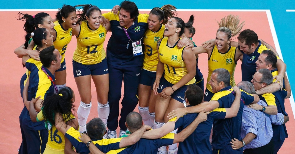 Equipe brasileira comemora bicampeonato olímpico do vôlei feminino na Olimpíada de Londres