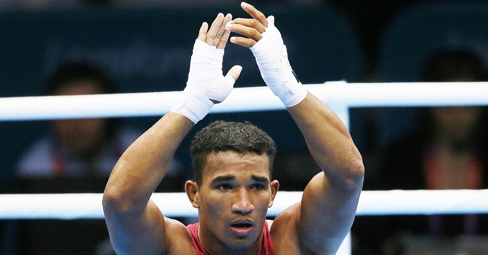 Esquiva Falcão agradece o apoio da torcida durante a disputa pela medalha de ouro contra o japonês Ryota Murata