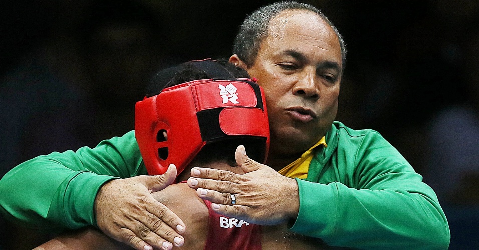 Esquiva Falcão é abraçado pelo seu treinador após o fim da luta contra o japonês Ryota Murata pela categoria até 75 kg