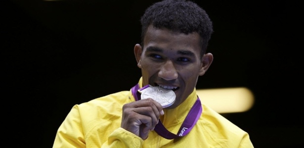O boxeador Esquiva Falcão morde a medalha de prata conquistada nos Jogos de Londres - REUTERS/Damir Sagolj 