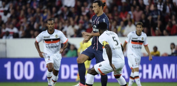 Ibrahimovic marcou dois gols na estreia do PSG pelo Campeonato Francês - LIONEL BONAVENTURE/AFP