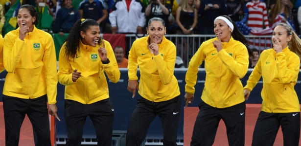 Jogadoras da seleção de vôlei do Brasil dançam no pódio antes de receber medalha de ouro