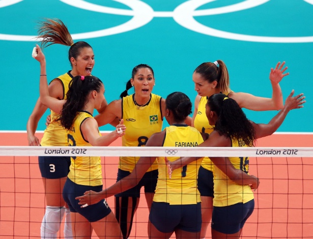 Jogadoras do Brasil comemoram após vencerem o segundo set contra os EUA na final do vôlei 