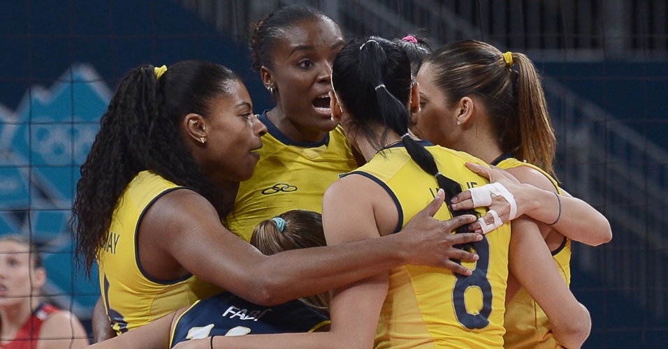 Jogadoras do Brasil comemoram ponto marcado na final do vôlei feminino contra os Estados Unidos