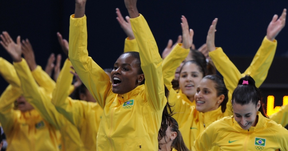 Jogadoras do Brasil fazem festa no pódio antes de receberem medalha de ouro em Londres