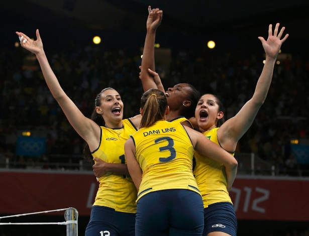 Jogadoras do Brasil sobem no espaço reservado ao juiz na comemoração da medalha de ouro