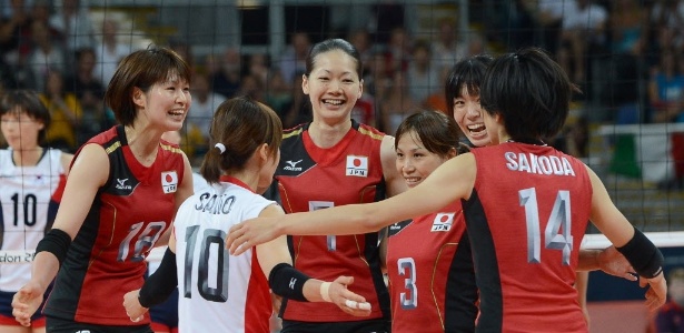 Jogadoras do Japão comemoram ponto contra a seleção da Coreia em Londres