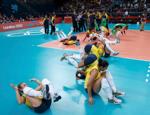 Jogadoras do vôlei Brasil comemoram medalha de ouro em Londres com cambalhota