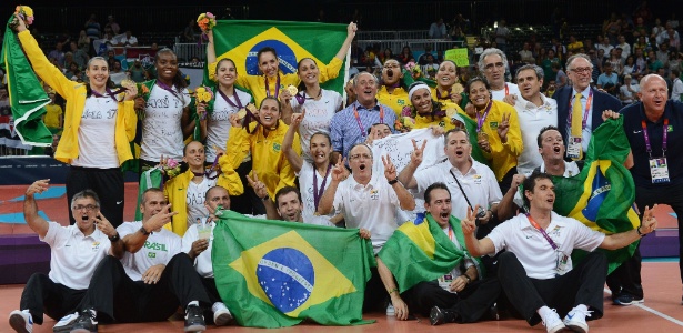 Ary Graça (de azul, no centro) vibra com o ouro: premiação não chegou aos atletas - AFP PHOTO / KIRILL KUDRYAVTSEV