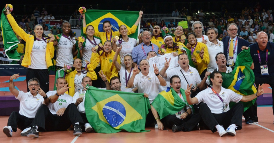 Jogadoras e comissão técnica da seleção de vôlei feminino do Brasil posam para foto após conquista do ouro em Londres