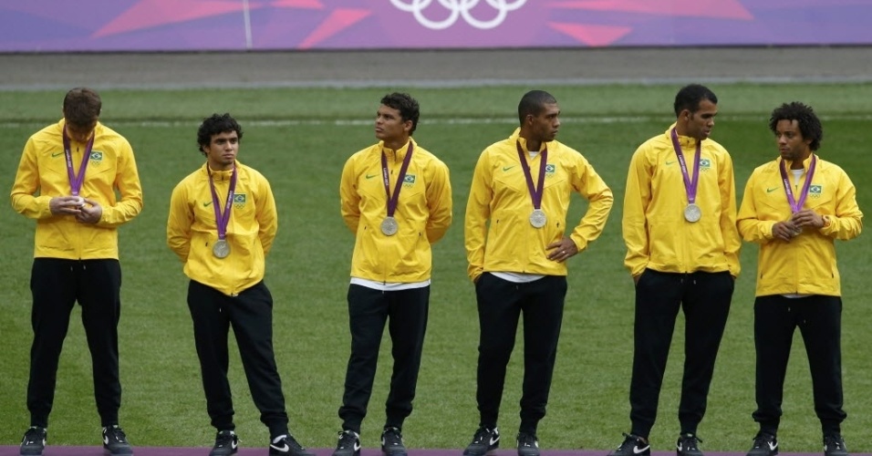 Jogadores brasileiros exibem desânimo em pódio após receberem medalhas de prata