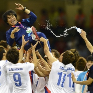 Jogadores coreanos comemoram a vitória contra o Japão na disputa pelo bronze do futebol em Londres