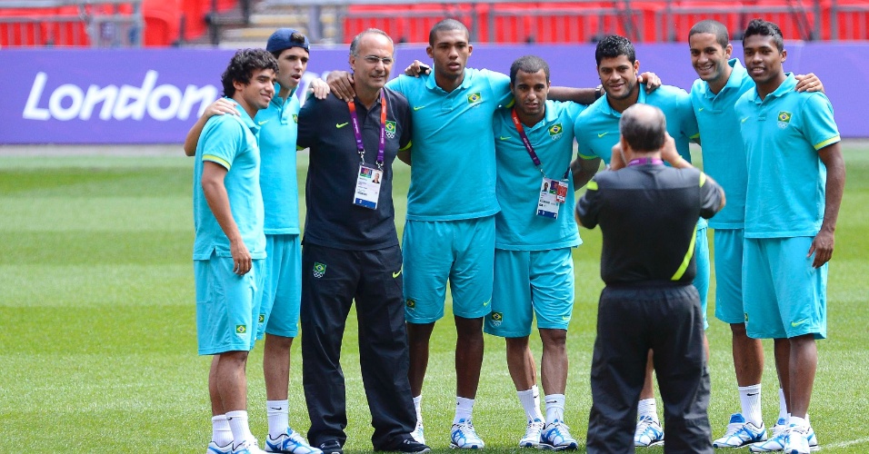 Jogadores da seleção brasileira fazem pose para fotografia no Estádio de Wembley às vésperas da final olímpica do futebol masculino
