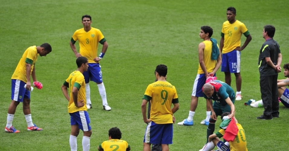 Jogadores do Brasil desolados após a derrota por 2 a 1 para o México na final dos Jogos de Londres