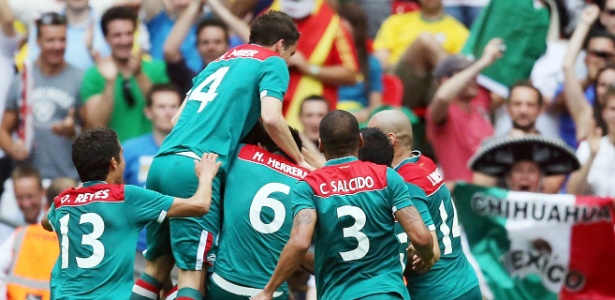 Jogadores mexicanos comemoram segundo gol da equipe, marcado por Peralta, na final contra o Brasil