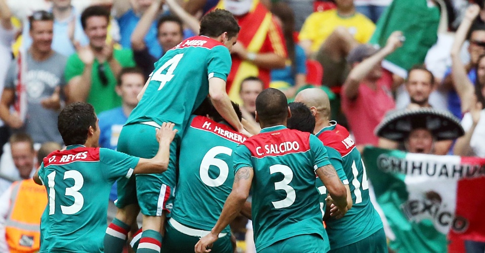 Jogadores mexicanos comemoram segundo gol da equipe, marcado por Peralta, na final contra o Brasil pelos Jogos de Londres