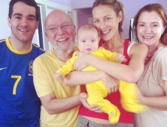 Luana Piovani publicou uma foto com sua família e o filho Dom assistindo o jogo de futebol da equipe brasileira nas Olimpíadas. "ebaaaaaaa amor transbordante", escreveu a atriz (11/8/12)