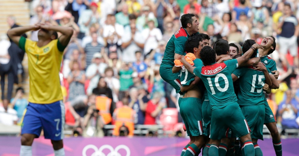 Lucas coloca as mãos na cabeça, enquanto jogadores mexicanos comemoram título olímpico sobre o Brasil